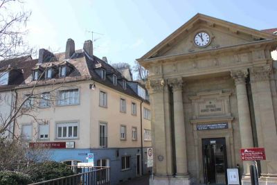 Haus-Ansicht, von der Brücke kommend